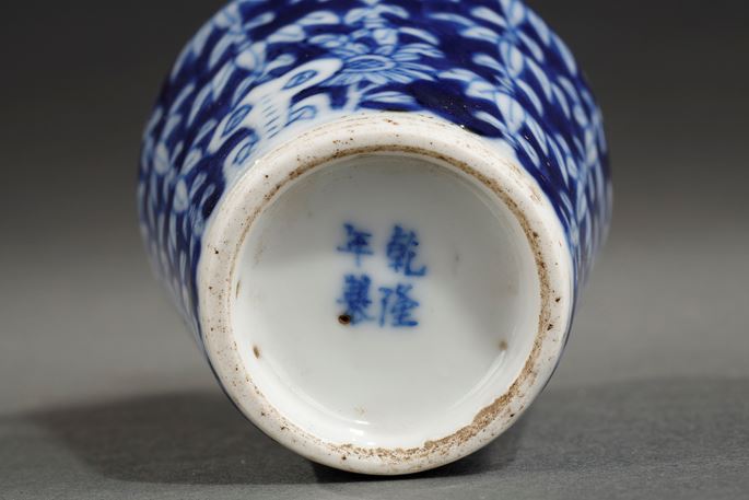 Snuff bottle blue white porcelain in the shape of jar  decorated with bamboos | MasterArt